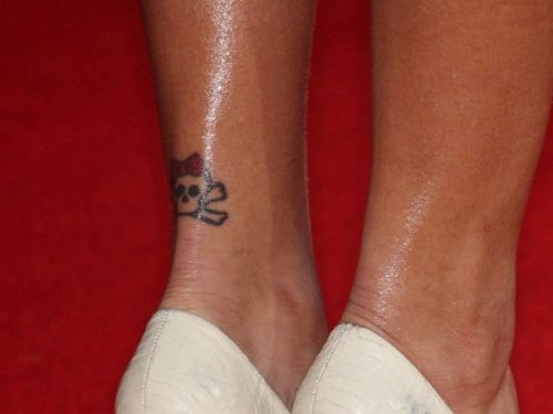 teschio tattoo caviglia Rihanna ph @capitalxtra