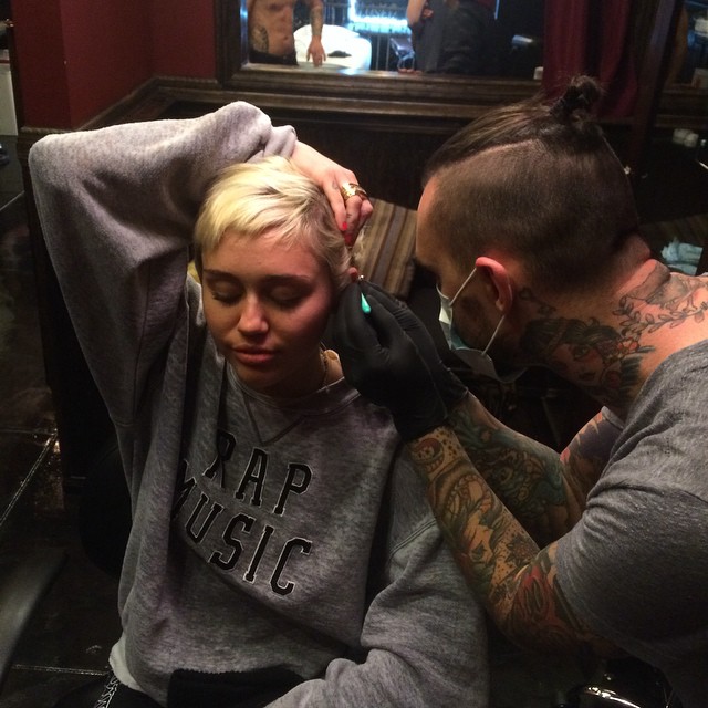Miley Cyrus e i suoi piercing by @theallendabbs