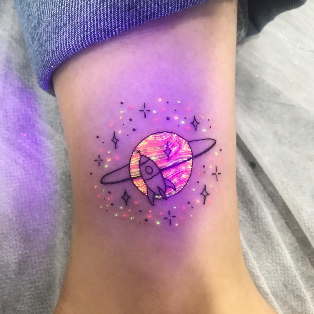 tattoo fluo pianeta e stelle by @ tukoi