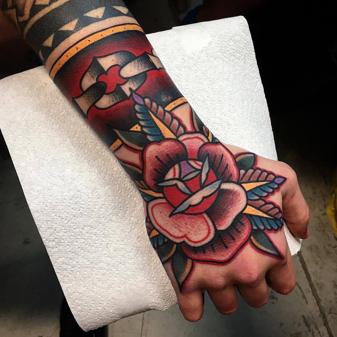 tatuaggio mano rosa old school by @chris tattooer