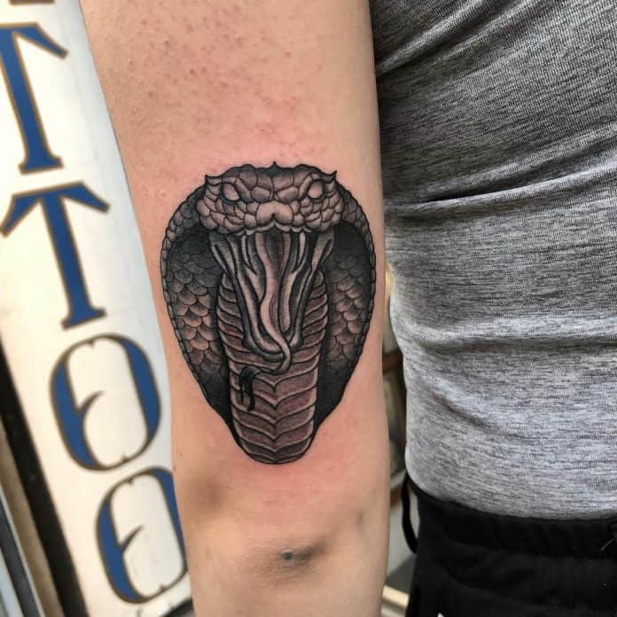 Tatuaggio cobra by @arnovanputte