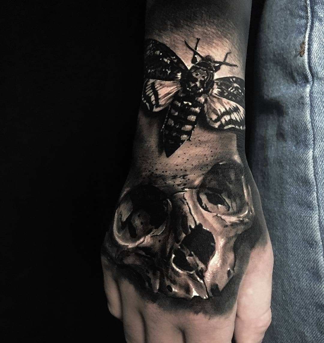 tatuaggi teschi mano blackgrey farfalla by @skinart mag