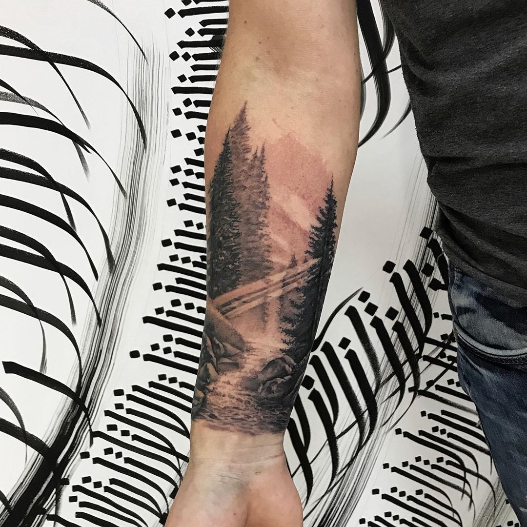 tatuaggio fiume e foresta by@roman marchuk