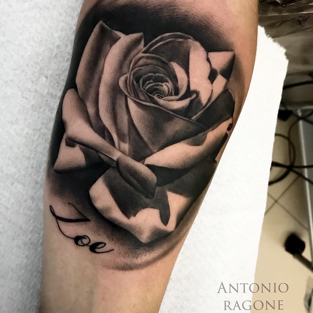 tatuaggio realistico rosa by @antonioragonetattoo