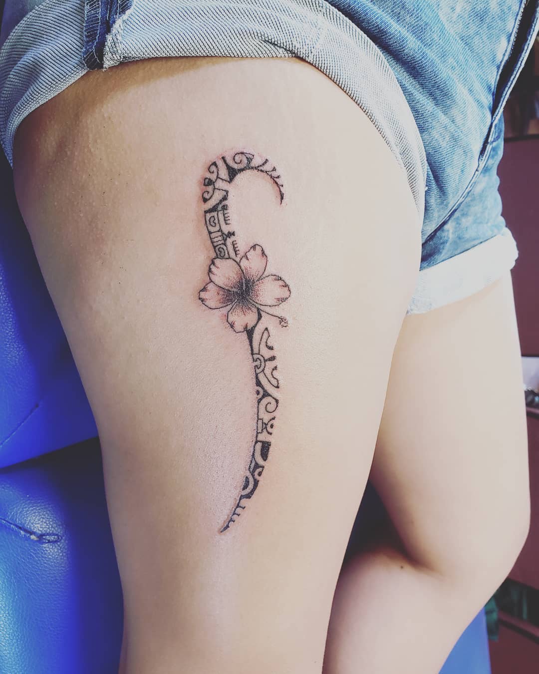 Tatuaggio fiori maori by @varua tattooshop