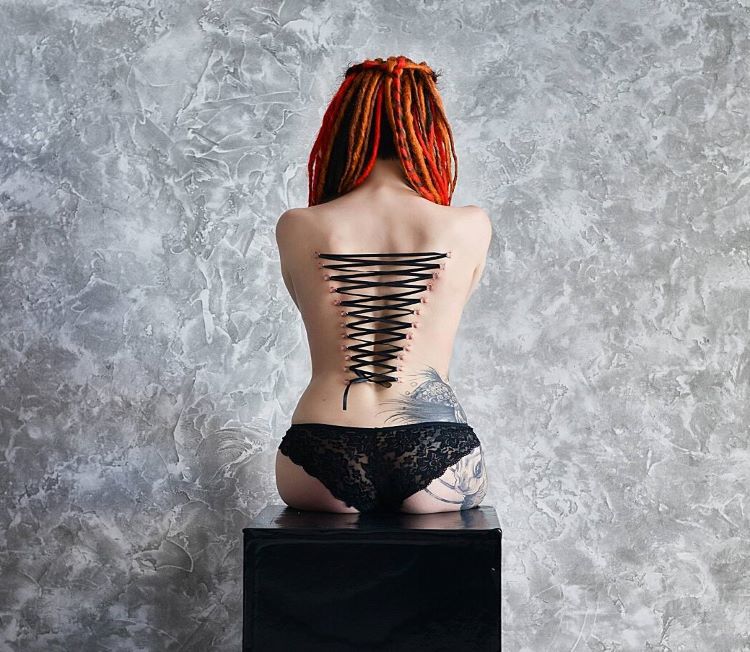 piercing schiena corset ph @just belova 2