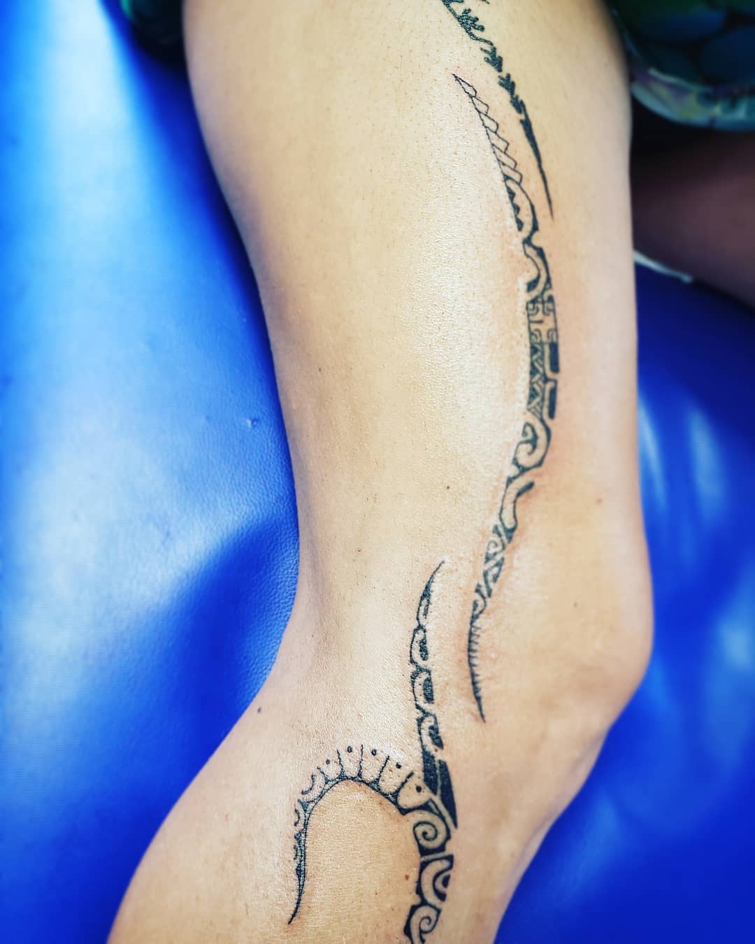 tattoo tribali gamba by @varua_tattooshop