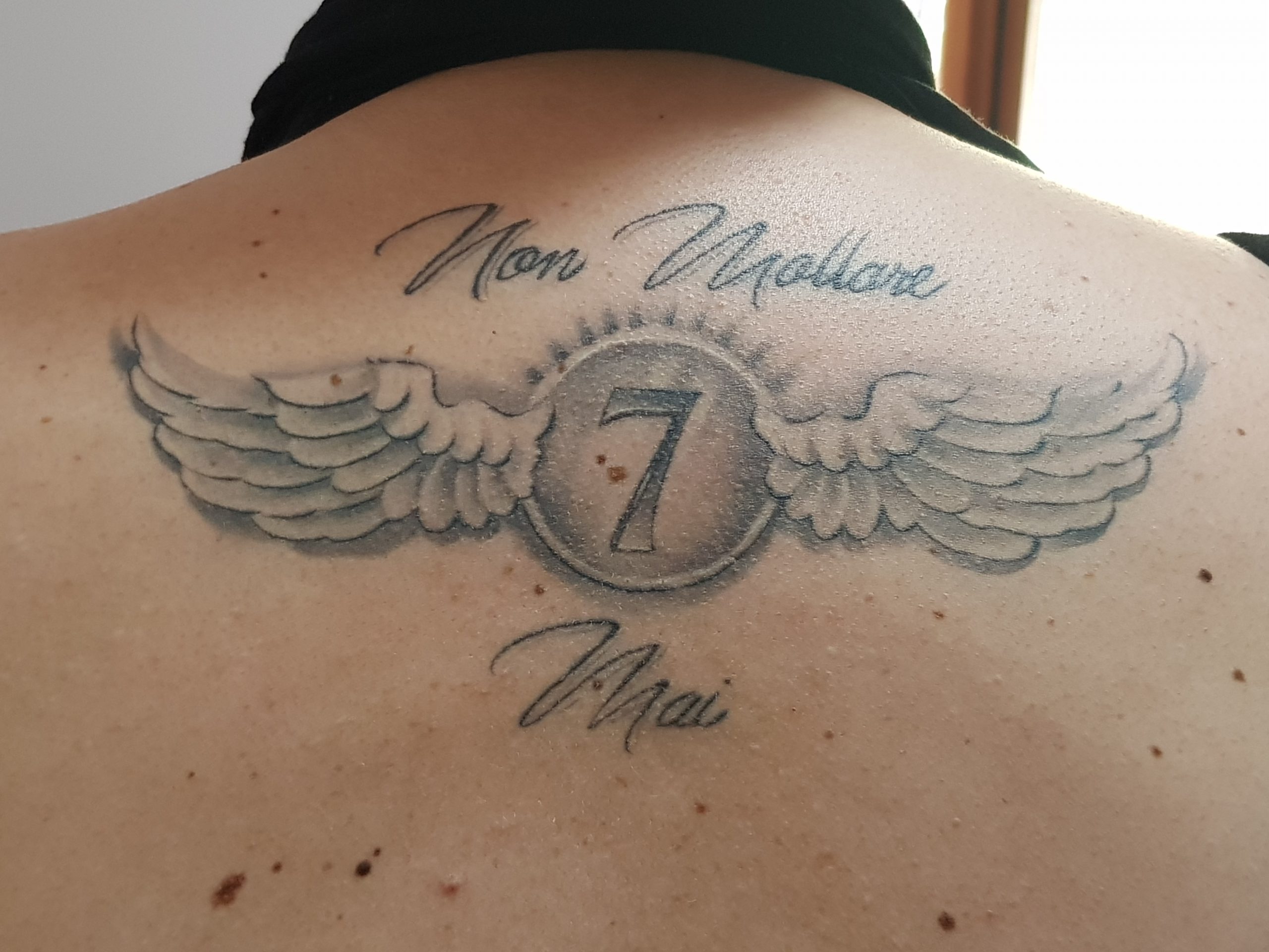 tatuaggi ali con scritta e numero by @tizianomarocchi