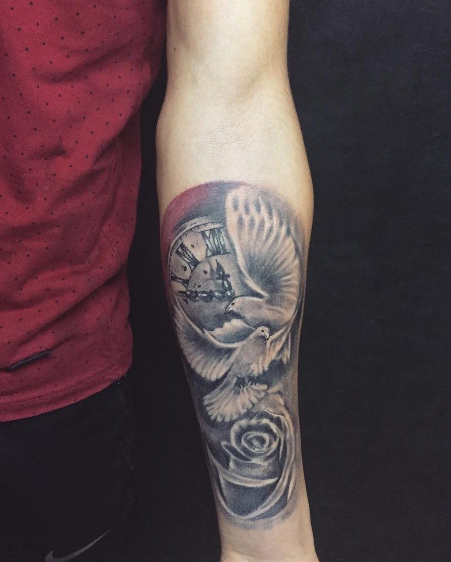 tattoo orologio con rose e colombe by @artbyalperevren