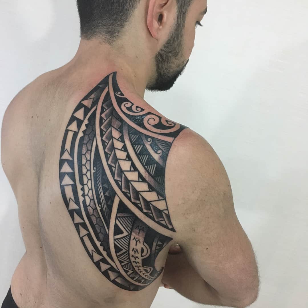 tatuaggi tribali sulla spalla ph @wilsonjrtattoo