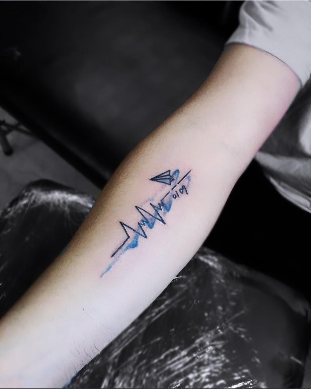 tattoo aereoplanino di carta by @bb_9.6