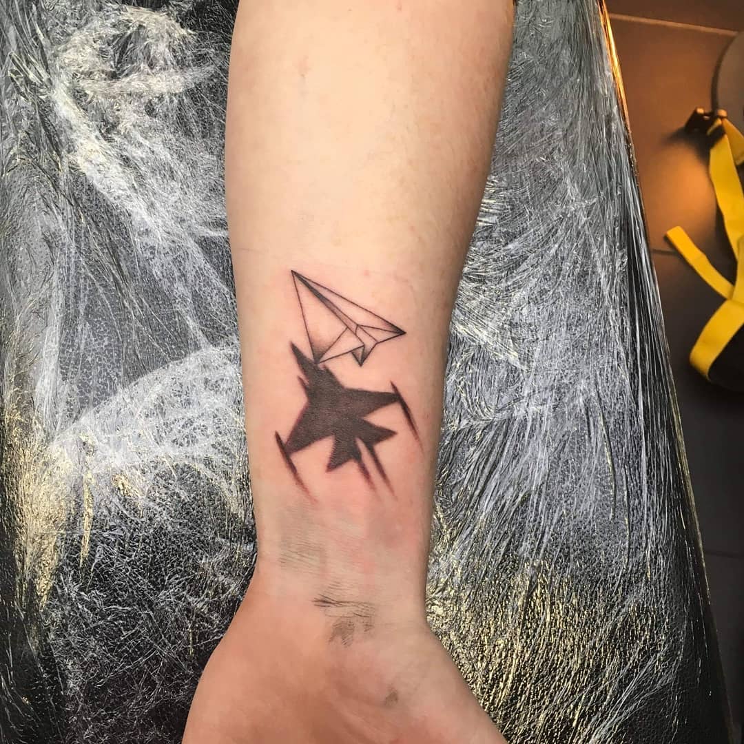 tattoo aereoplanino di carta by @natecrosstattoo
