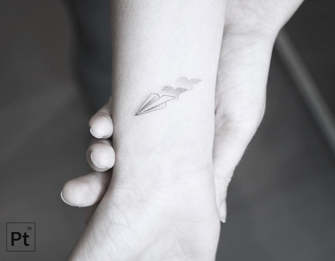 tattoo aereoplanino di carta by @pt78tattoo