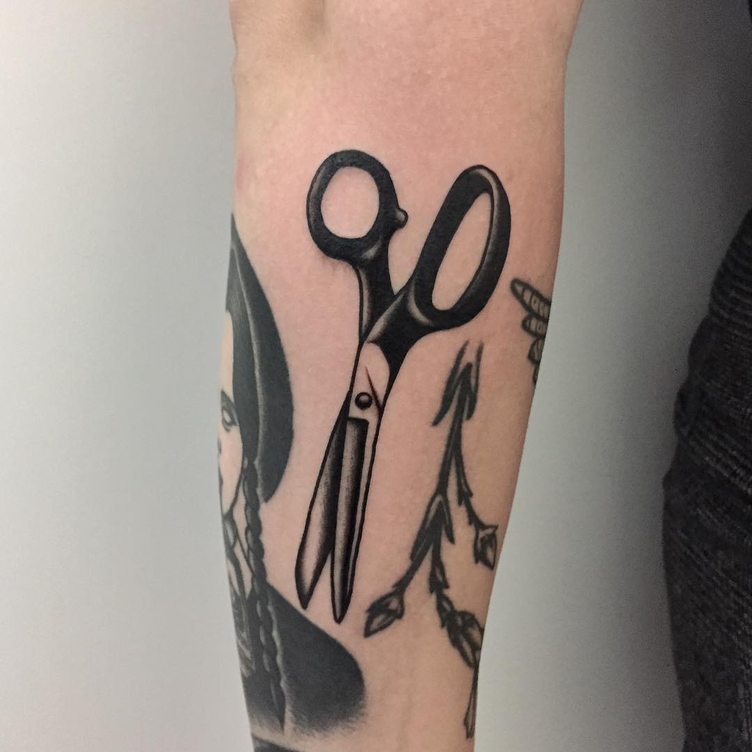 tattoo forbici by @maximilian_h_tattooer