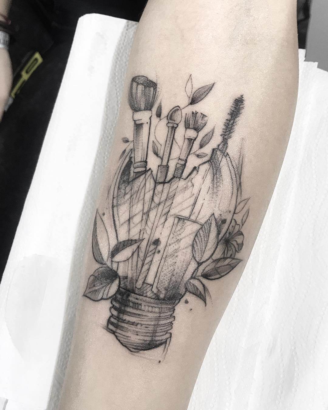 tattoo lampadina by @lauritasharpz_tattoo