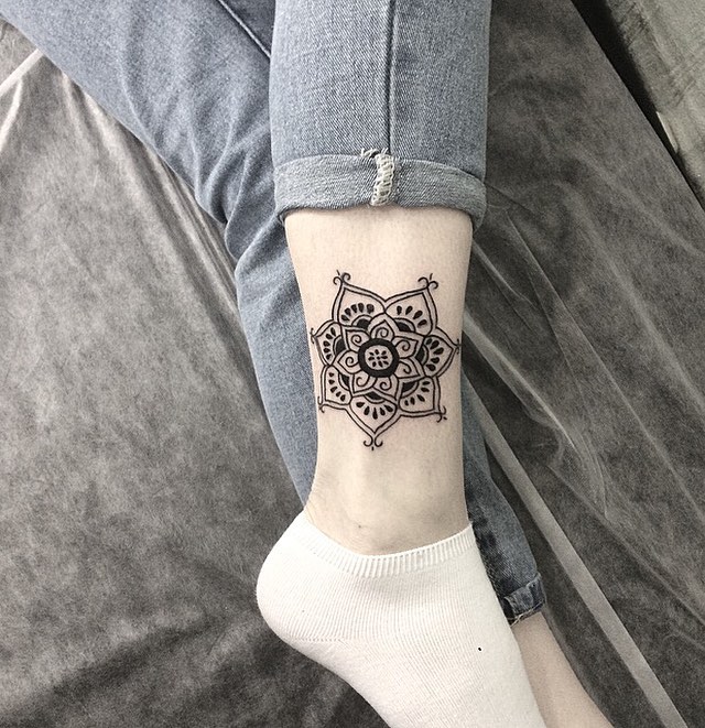 bianco e nero tattoo caviglia by @lolomitattoo