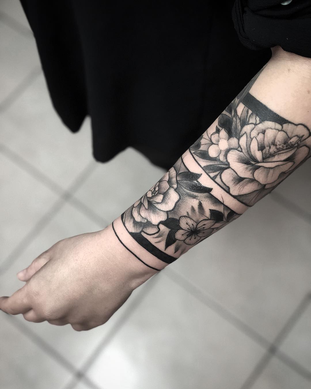 blackgrey fiori tattoo by @goldtattoo7