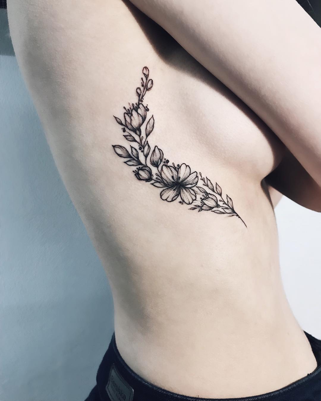 blackgrey fiori tattoo fianco by @karina scawoottt