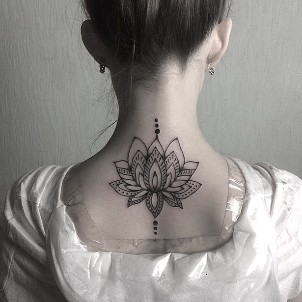 fiore di loto tattoo collo by @lolomitattoo