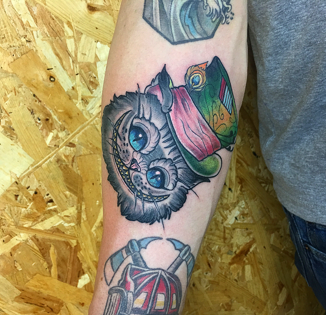 stregatto tattoo colori braccio by @bananatatuada