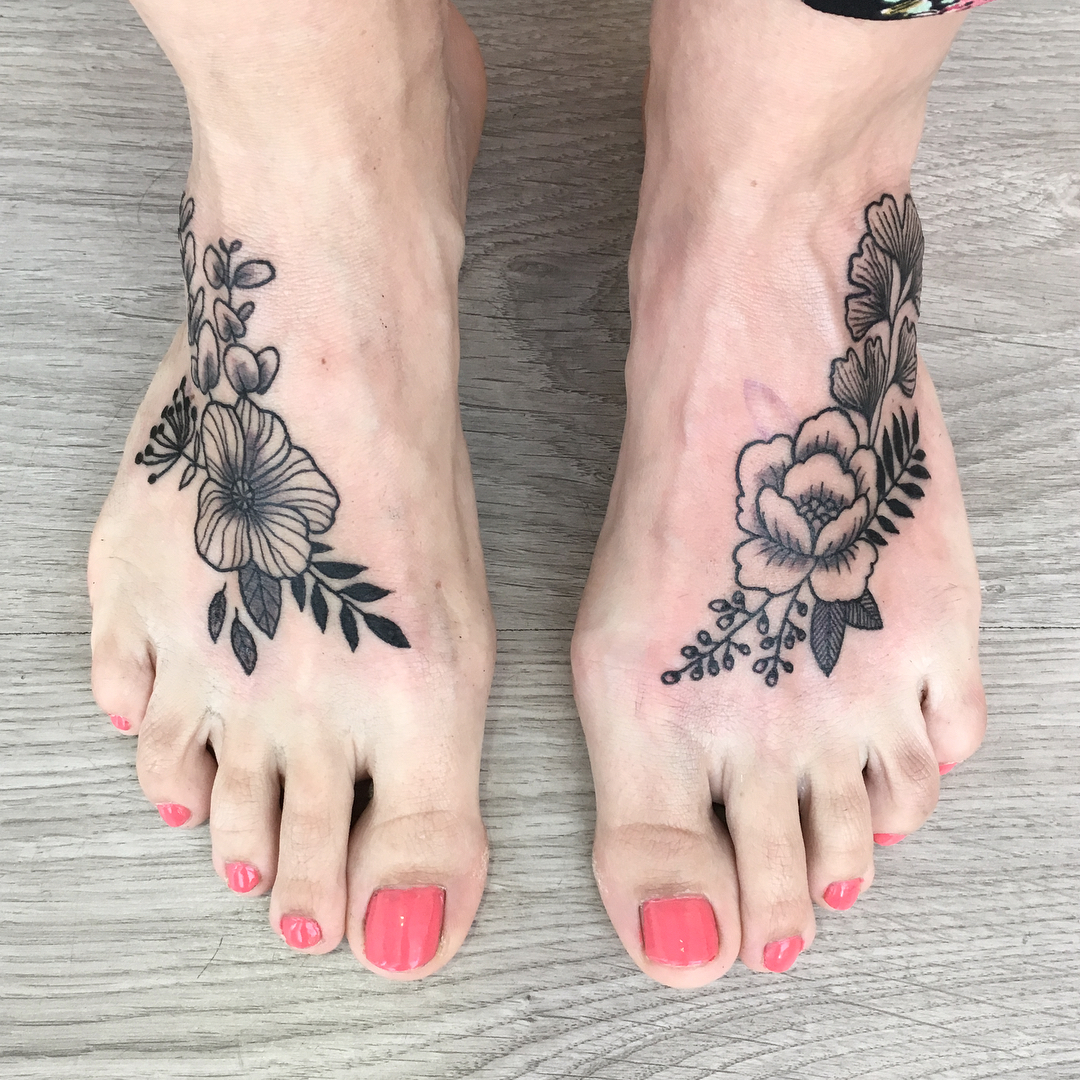 tatuaggio bianco e nero piedi by @audrey wilde