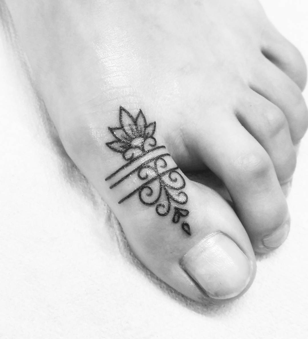 Tatuaggio piede dito pollice by @valebennybenassi