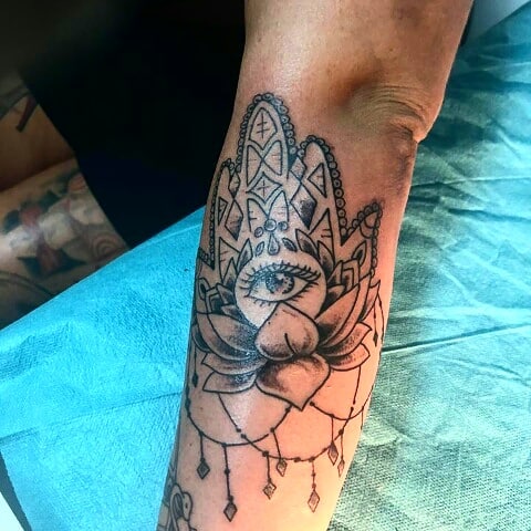 mano di fatima tattoo by @big_otta_tattoo