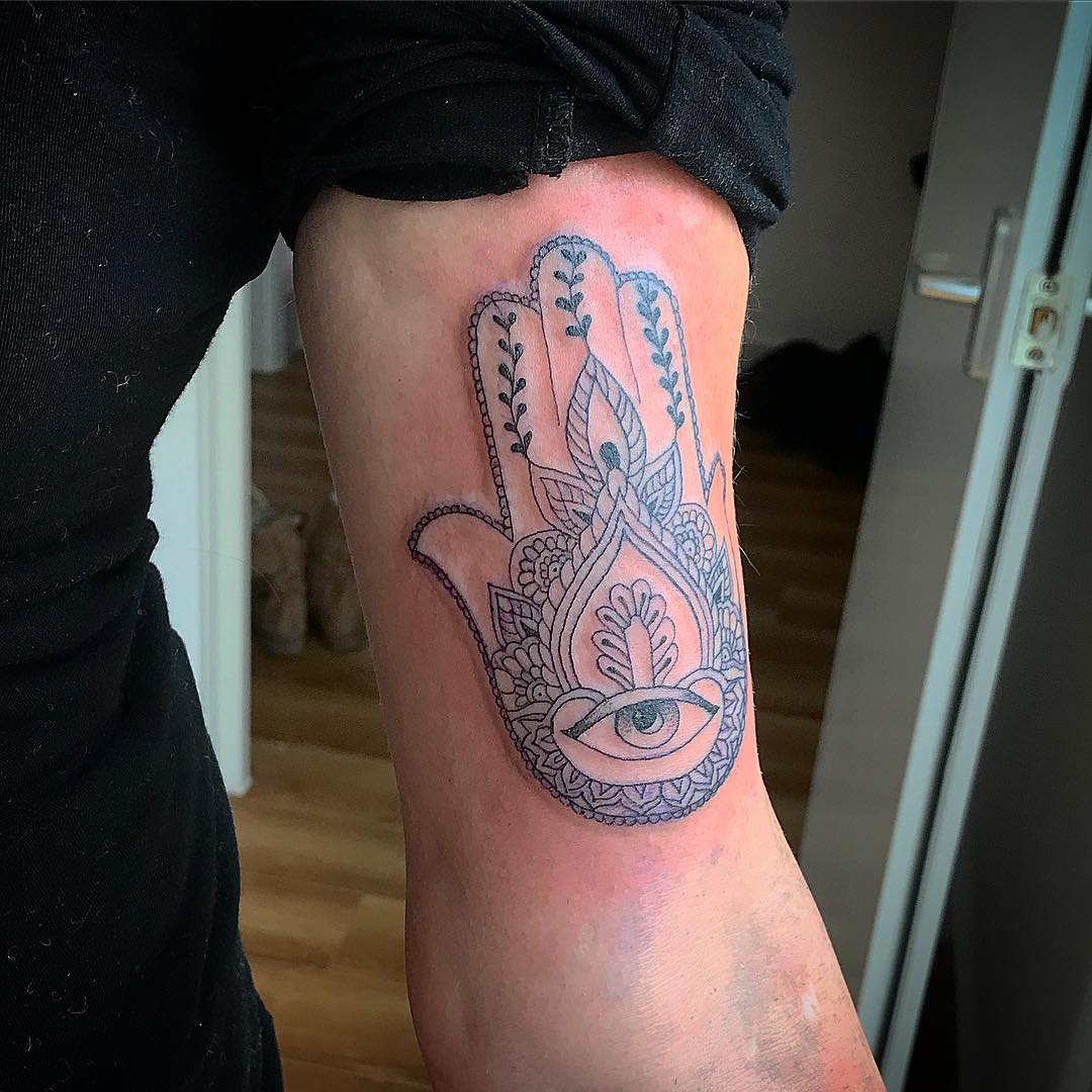 mano di fatima tattoo by @frankie_tattooist