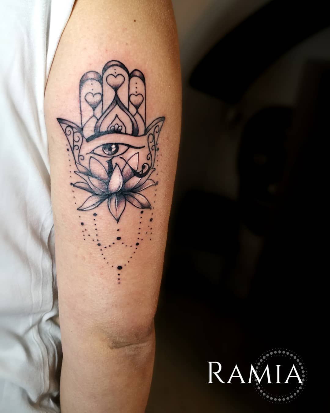 mano di fatima tattoo by @ramiartattoo