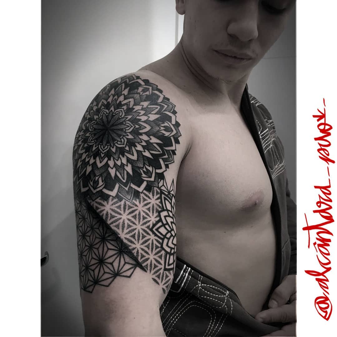 tattoo mandala by @alcantara_puo
