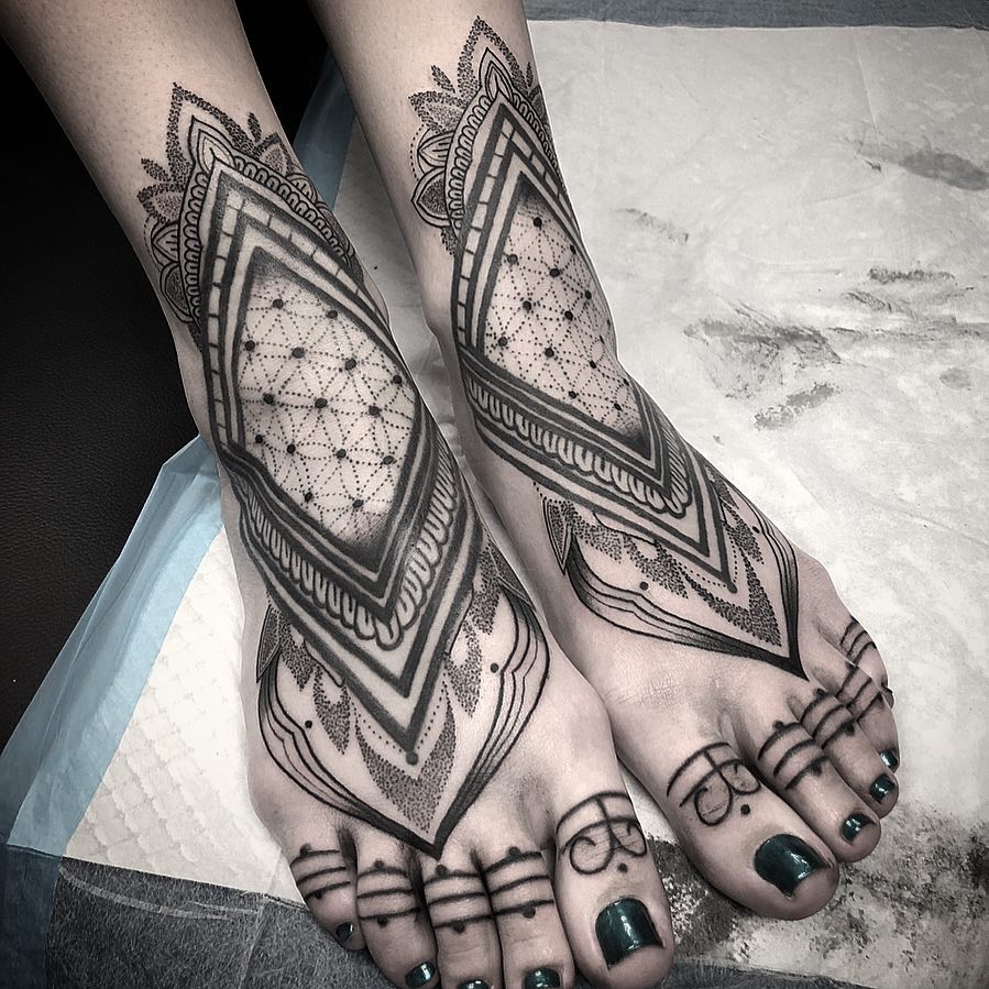 tatuaggi piedi tribale by @hungryhearttattoos