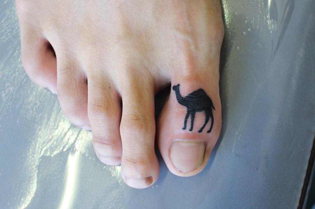 tatuaggio cammello pollice piede by @uhhhhtaco