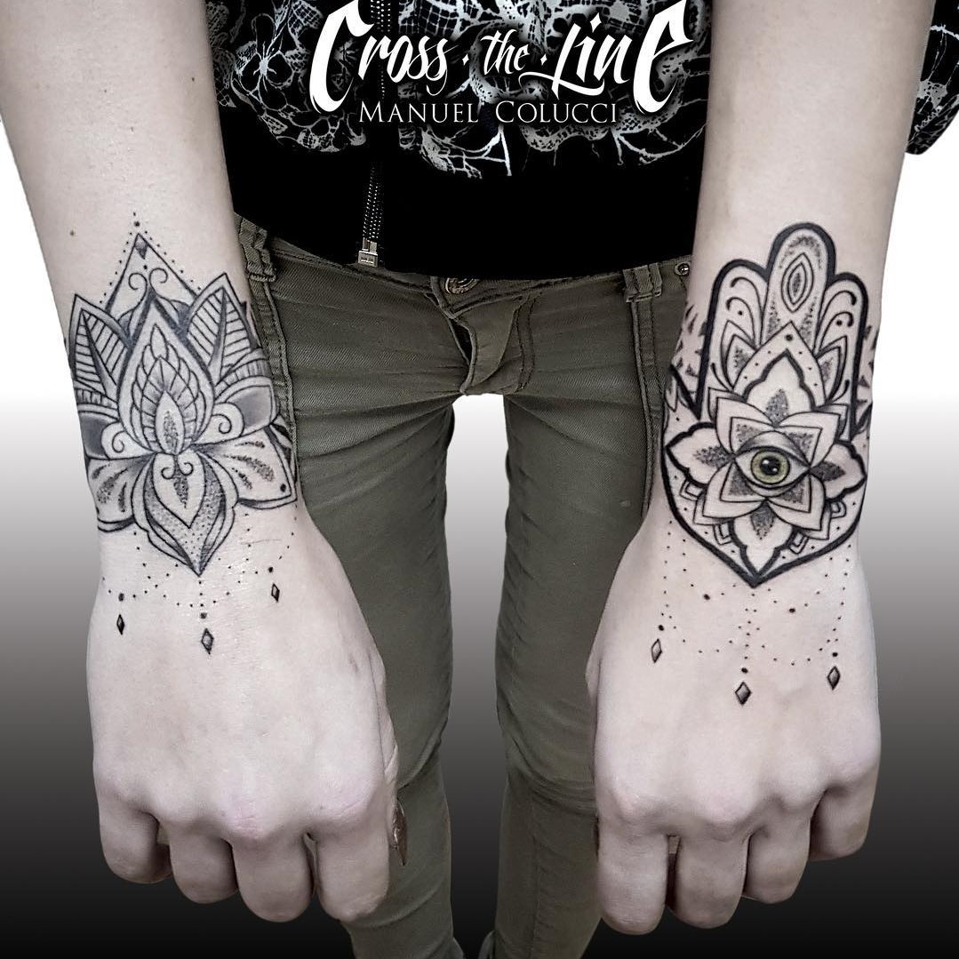 tatuaggio mano di Fatima ph @crossthelinetattoo