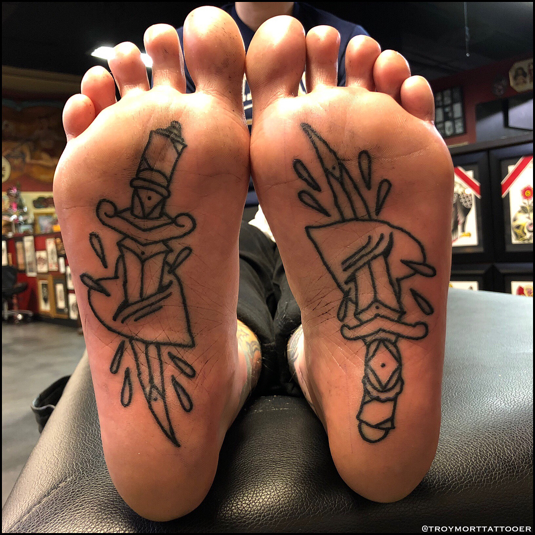 tatuaggio pianta piede cuore e pugnale by @troymorttattooer