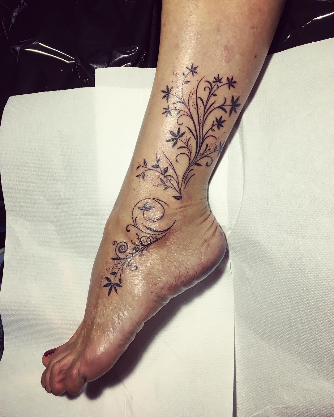 tatuaggio piede e caviglia piccoli fiori by @ilaria rabbia