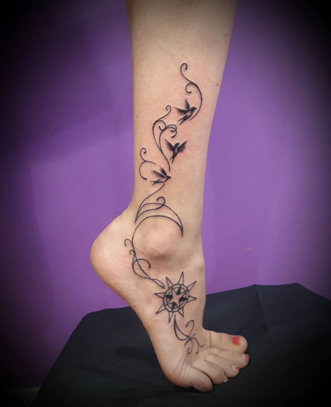 tatuaggio piede fiori e sole by @marcybibytattoore
