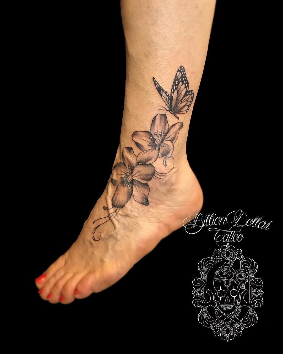 tatuaggio piede fiori farfalle by @billiondollartattoo