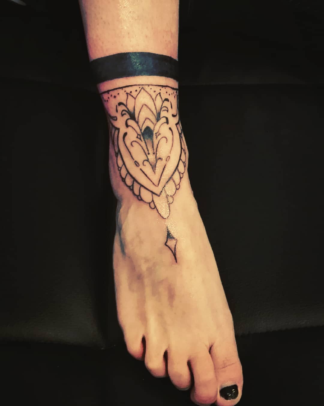 tatuaggio piede linee nere e tribale by @michela.corradi