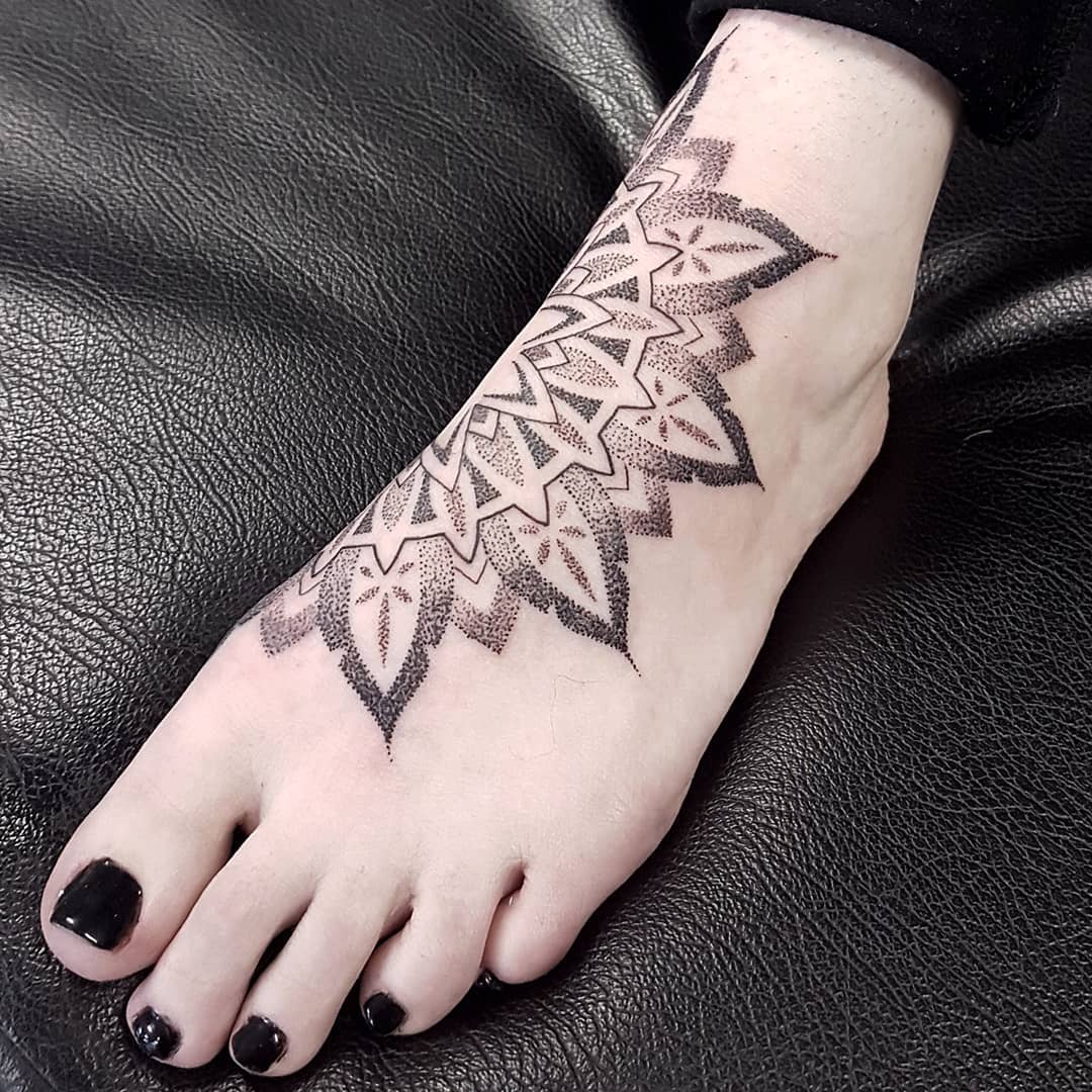 tatuaggio piede metà sole tribale by @tat2garth