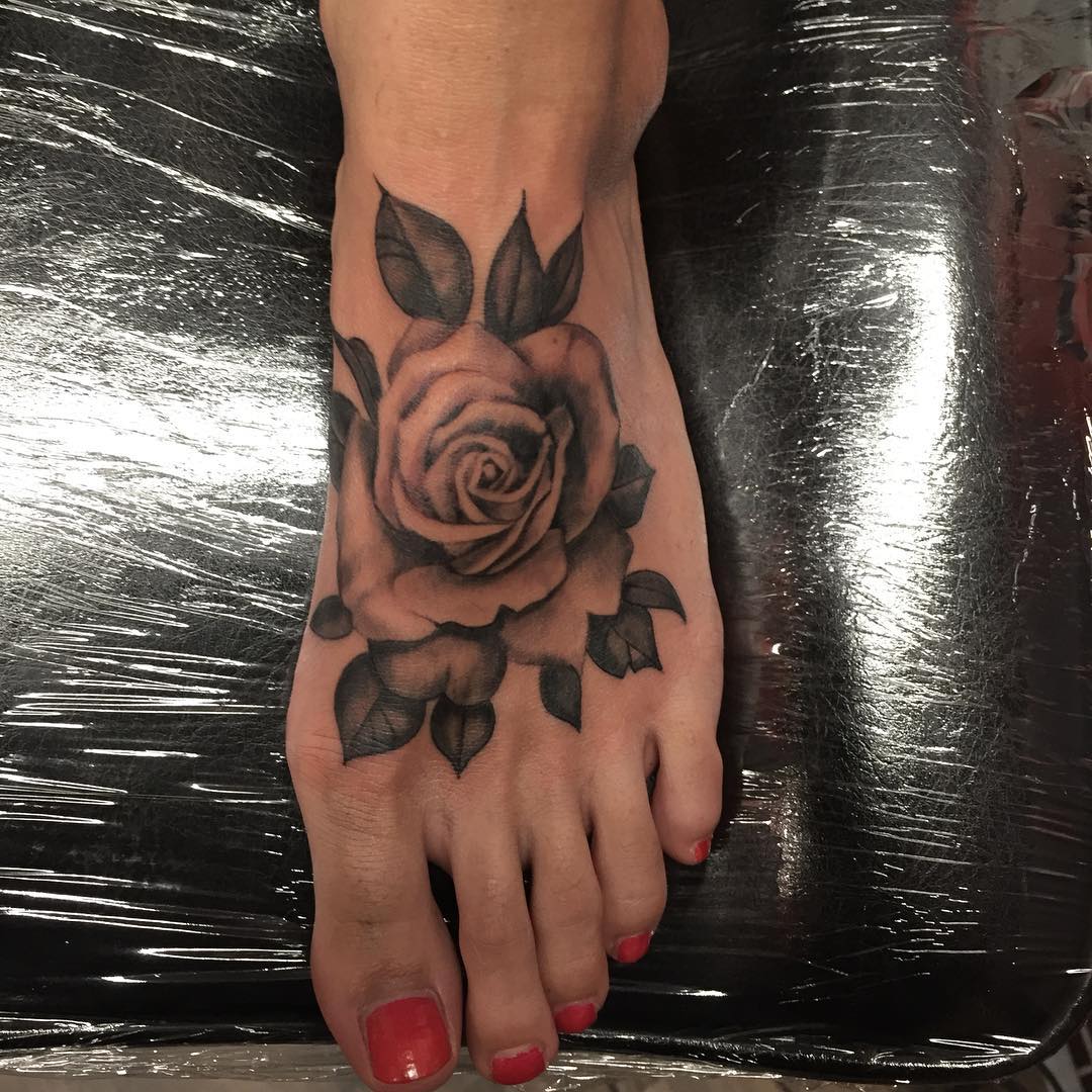 tatuaggio piede rosa by @paolocontitattoo