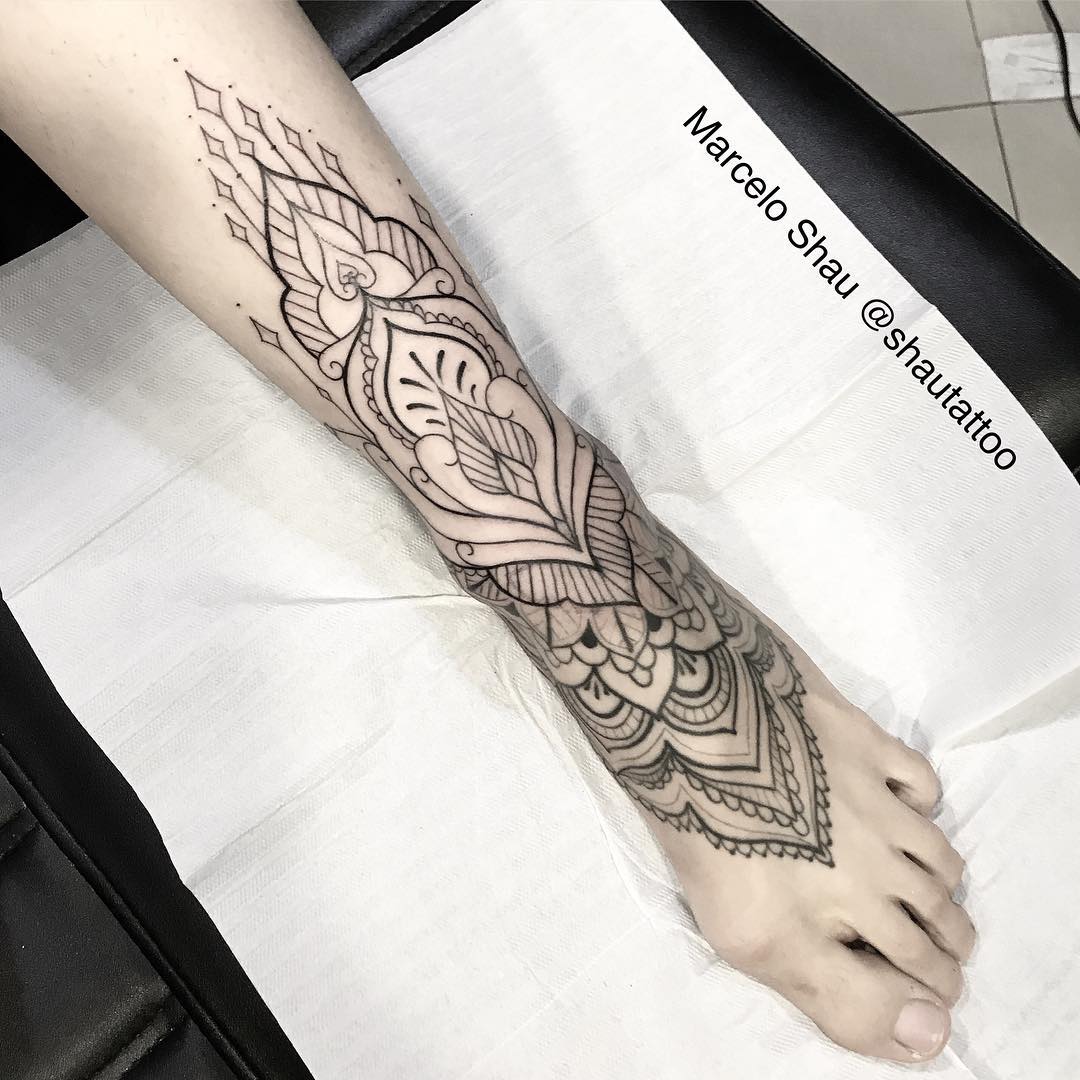 tatuaggio piede tribale by @shautattoo