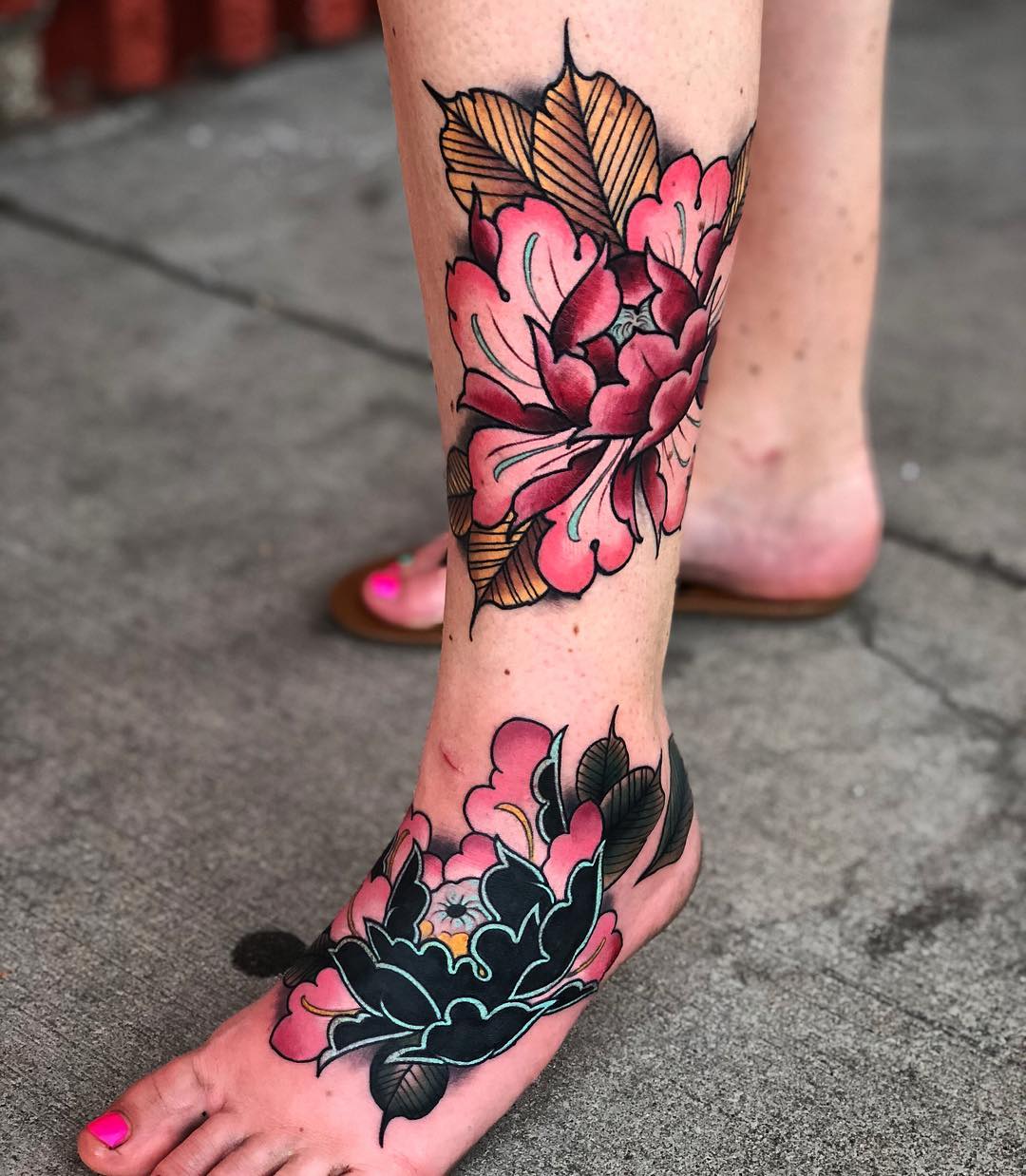 tatuaggio sul piede fiori colorati by @dazzlefritz