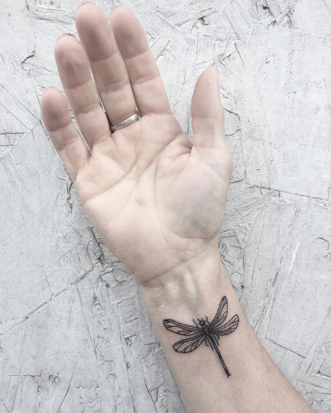 tatuaggio al polso ph @ulaluart