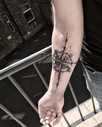 Tattoo rosa dei venti avambraccio by @pomalu.tattoo