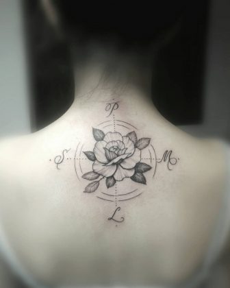 Tattoo rosa dei venti con Rosa by @ara_tattoo_arts