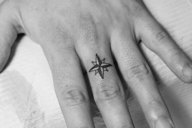 Tattoo rosa dei venti dito by @victory_tattoo