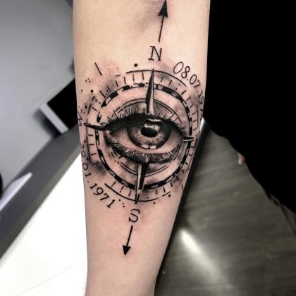 Tattoo rosa dei venti occhio by @needles_n_ink