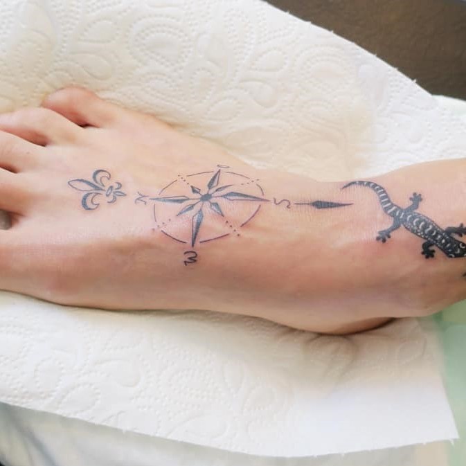 tatuaggio piede rosa dei venti ph @tattoo.nurse