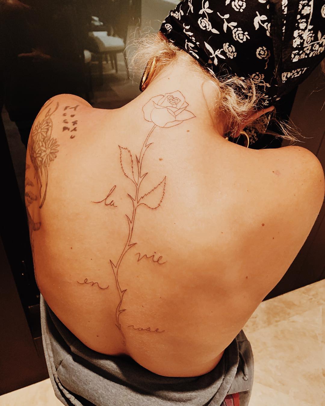 Lady Gaga tatuaggio schiena ph @ladygaga