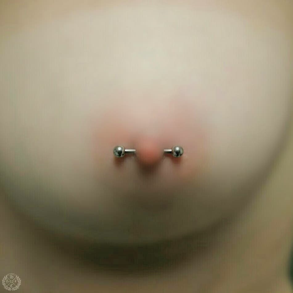 Il piercing al capezzolo fa male by @xhristohcxpiercerx